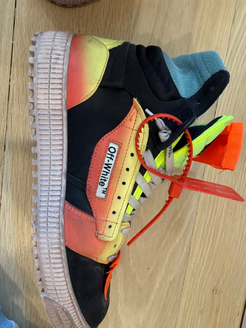 Off-White c/o Virgil Abloh
Men's Off-Court 3.0 Mutli-Color' 2019 size 44 - Picture 8 of 13